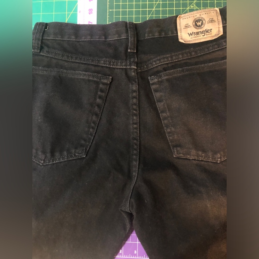 Wrangler Men's Black Jeans - Authentic Denim
EUC
Size 32